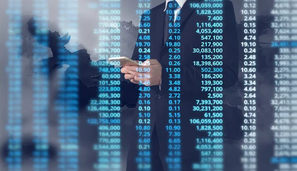  smartphone aygıt tutarak ve ekran dokunaklı adam el