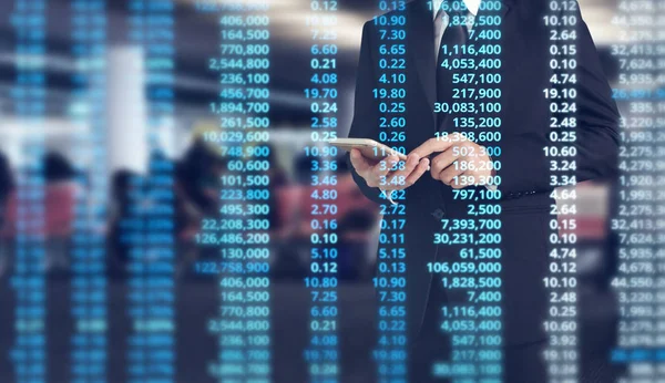  smartphone aygıt tutarak ve ekran dokunaklı adam el