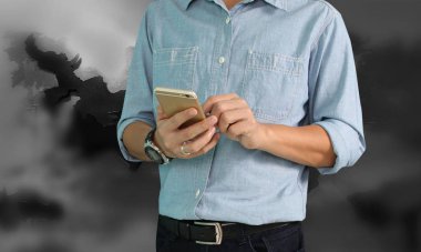  Adam akıllı telefonu tutuyor. 