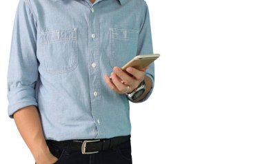  Adam akıllı telefonu tutuyor. 