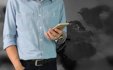  Adam akıllı telefonu tutuyor. 