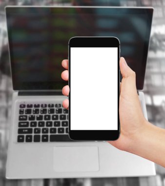  Adam akıllı telefonu tutuyor. 