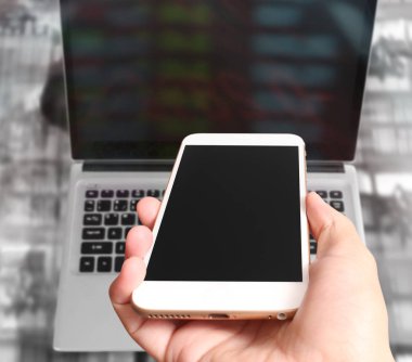  Adam akıllı telefonu tutuyor. 