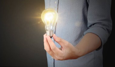 Ampulü elimde tutuyorum.