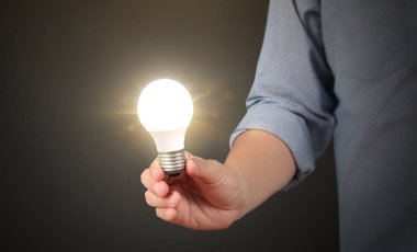 Ampulü elimde tutuyorum.