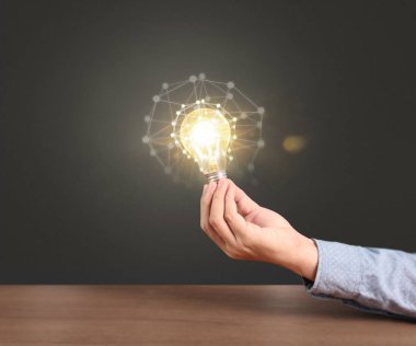 Ampulü elimde tutuyorum.