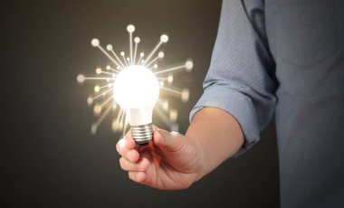 Ampulü elimde tutuyorum.