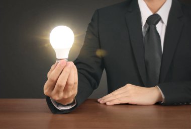 Ampulü elimde tutuyorum.