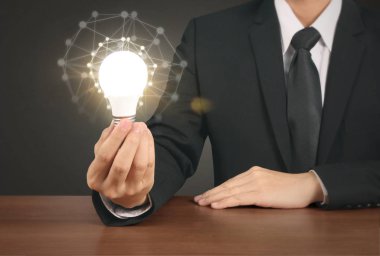 Ampulü elimde tutuyorum.