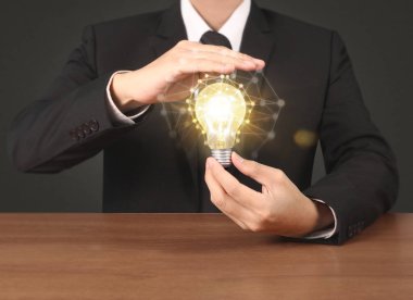 Ampulü elimde tutuyorum.