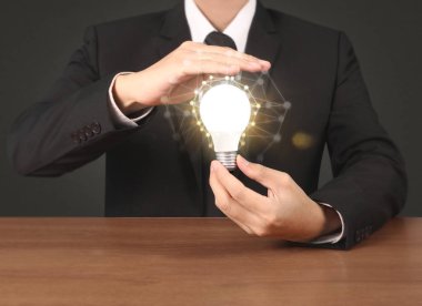 Ampulü elimde tutuyorum.