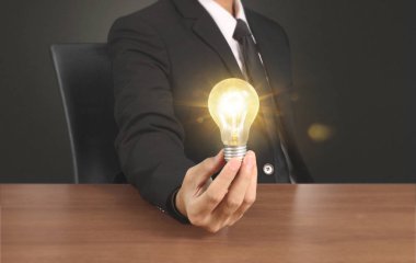 Ampulü elimde tutuyorum.