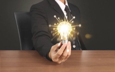 Ampulü elimde tutuyorum.