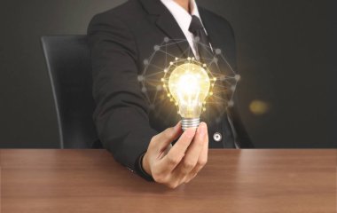 Ampulü elimde tutuyorum.