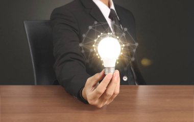 Ampulü elimde tutuyorum.