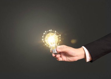 Ampulü elimde tutuyorum.