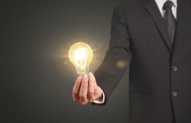 Ampulü elimde tutuyorum.