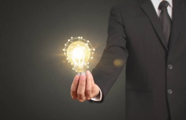 Ampulü elimde tutuyorum.