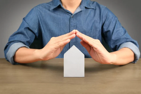 Hand Holdinghus Hem Fastighetsmäklare — Stockfoto