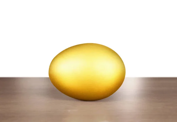 Golden Ein Osterei Isoliert — Stockfoto