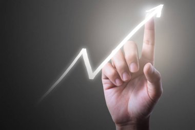 İşadamı, işinde grafik büyümesi ve grafik artışı için olumlu göstergeler planlıyor