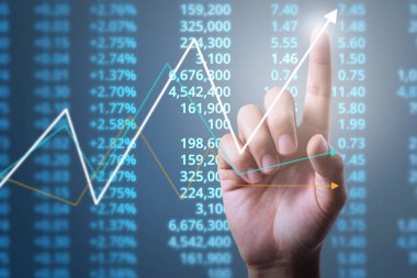 İşadamı, işinde grafik büyümesi ve grafik artışı için olumlu göstergeler planlıyor