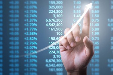 İşadamı, işinde grafik büyümesi ve grafik artışı için olumlu göstergeler planlıyor