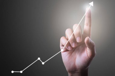 İşadamı, işinde grafik büyümesi ve grafik artışı için olumlu göstergeler planlıyor