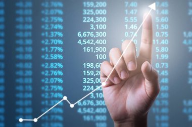İşadamı, işinde grafik büyümesi ve grafik artışı için olumlu göstergeler planlıyor