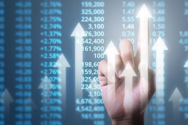 İşadamı, işinde grafik büyümesi ve grafik artışı için olumlu göstergeler planlıyor