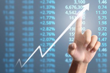 İşadamı, işinde grafik büyümesi ve grafik artışı için olumlu göstergeler planlıyor