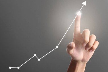 İşadamı, işinde grafik büyümesi ve grafik artışı için olumlu göstergeler planlıyor
