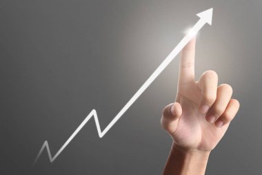 İşadamı, işinde grafik büyümesi ve grafik artışı için olumlu göstergeler planlıyor