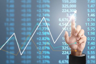 İşadamı, işinde grafik büyümesi ve grafik artışı için olumlu göstergeler planlıyor