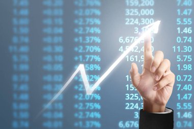 İşadamı, işinde grafik büyümesi ve grafik artışı için olumlu göstergeler planlıyor