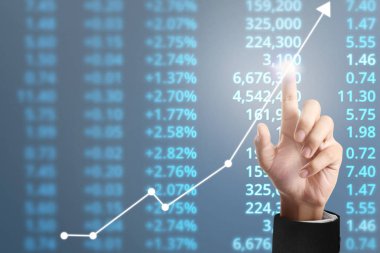 İşadamı, işinde grafik büyümesi ve grafik artışı için olumlu göstergeler planlıyor