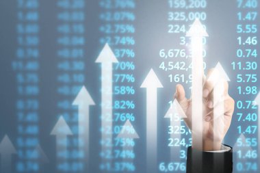 İşadamı, işinde grafik büyümesi ve grafik artışı için olumlu göstergeler planlıyor