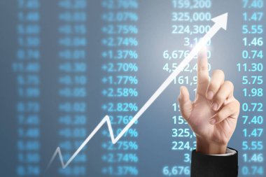 İşadamı, işinde grafik büyümesi ve grafik artışı için olumlu göstergeler planlıyor