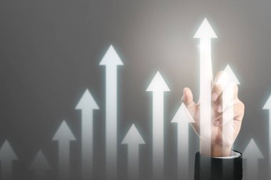 İşadamı, işinde grafik büyümesi ve grafik artışı için olumlu göstergeler planlıyor