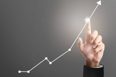 İşadamı, işinde grafik büyümesi ve grafik artışı için olumlu göstergeler planlıyor