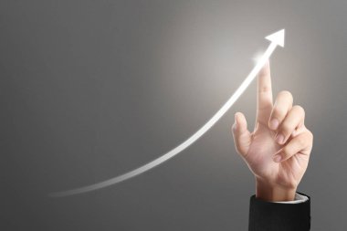 İşadamı, işinde grafik büyümesi ve grafik artışı için olumlu göstergeler planlıyor