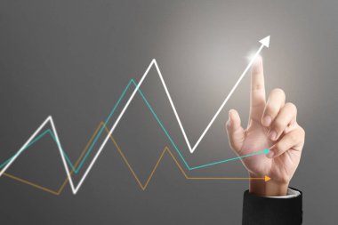 İşadamı, işinde grafik büyümesi ve grafik artışı için olumlu göstergeler planlıyor