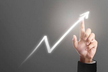 İşadamı, işinde grafik büyümesi ve grafik artışı için olumlu göstergeler planlıyor