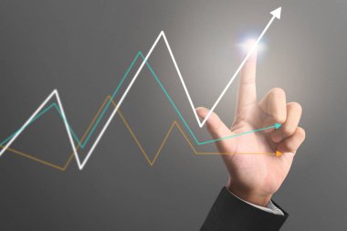İşadamı, işinde grafik büyümesi ve grafik artışı için olumlu göstergeler planlıyor
