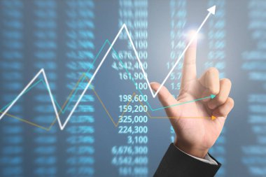 İşadamı, işinde grafik büyümesi ve grafik artışı için olumlu göstergeler planlıyor
