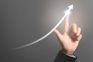 İşadamı, işinde grafik büyümesi ve grafik artışı için olumlu göstergeler planlıyor