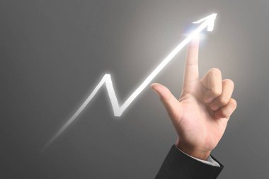 İşadamı, işinde grafik büyümesi ve grafik artışı için olumlu göstergeler planlıyor