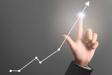 İşadamı, işinde grafik büyümesi ve grafik artışı için olumlu göstergeler planlıyor