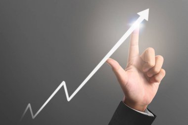 İşadamı, işinde grafik büyümesi ve grafik artışı için olumlu göstergeler planlıyor