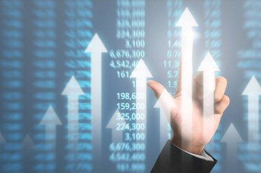 İşadamı, işinde grafik büyümesi ve grafik artışı için olumlu göstergeler planlıyor